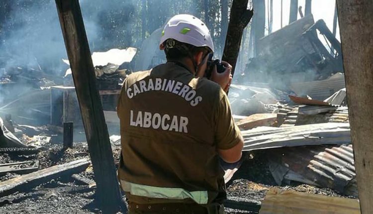 Labocar Talca investiga causas de violento incendio que arrasó barraca de maderas en Molina