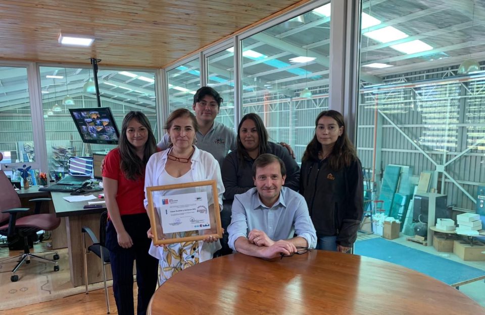 Equipo Senda Previene de Sagrada Familia, entregó un certificado de participación del programa Trabajar con Calidad de Vida a representantes de la empresa C.M.V.