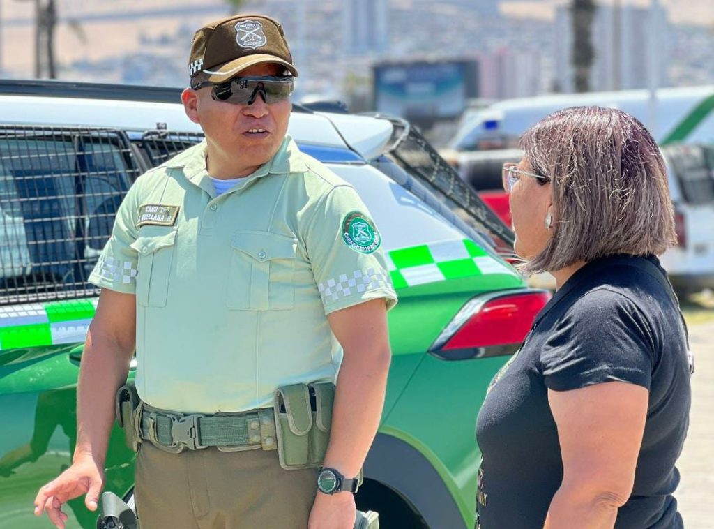 Nueva polera, cinturón y con visera: Así luce uniforme de Carabineros Atentos